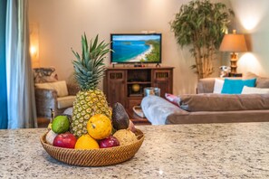 Smart-TV, DVD-spiller, bøker og filmbibliotek