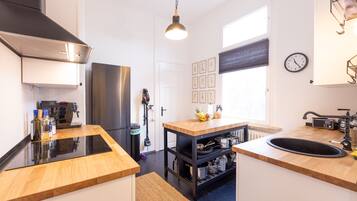 Fridge, oven, stovetop, dishwasher