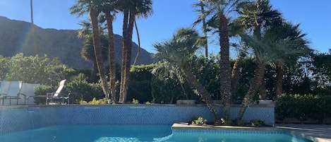 Una piscina al aire libre, una piscina climatizada