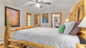 2 dormitorios, escritorio, tabla de planchar con plancha y cuna de viaje