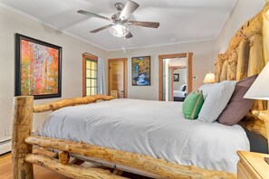 2 soverom, skrivebord, strykejern/-brett og reiseseng for barn