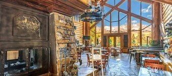 Mtn. Lodge Retreat: Ski IN/OUT, hot tub, fireplace