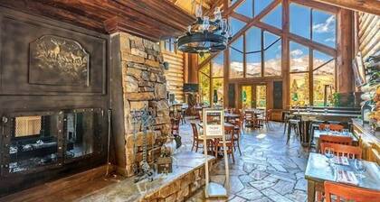 Mtn. Lodge Retreat: Ski IN/OUT, hot tub, fireplace