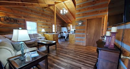 Villa Bonita/ Private Mountain top Cabin on 7.5 Acres w/Hot Tub