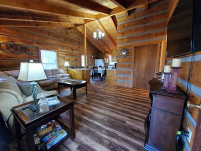 Villa Bonita/ Private Mountain top Cabin on 7.5 Acres w/Hot Tub