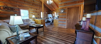Villa Bonita/ Private Mountain top Cabin on 7.5 Acres w/Hot Tub