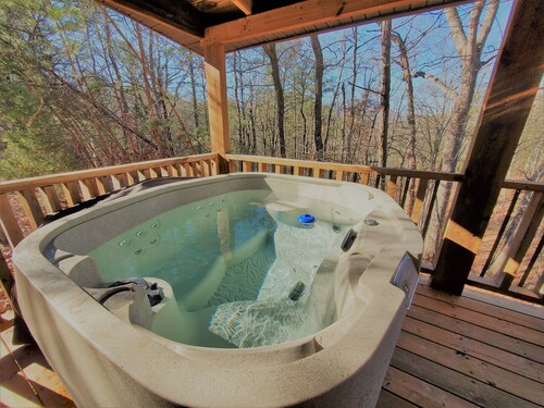 Villa Bonita/ Private Mountain top Cabin on 7.5 Acres w/Hot Tub