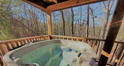 Villa Bonita/ Private Mountain top Cabin on 7.5 Acres w/Hot Tub