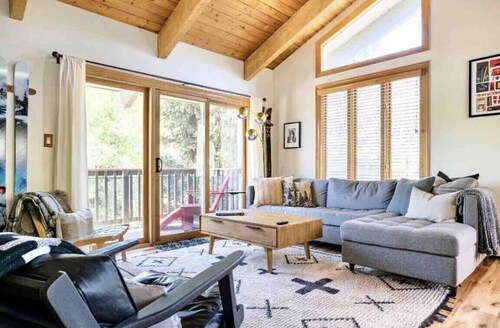 "Le Chalet Après" - Stylish Alpen Townhome - Walk to Express Bus