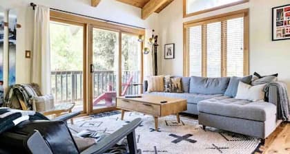 "Le Chalet Après" - Stylish Alpen Townhome - Walk to Express Bus