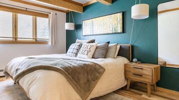 3 habitaciones, escritorio y tabla de planchar con plancha