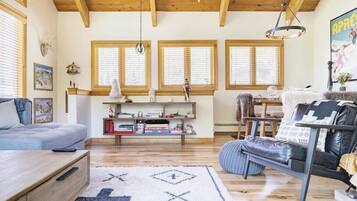 Smart TV, chimenea, libros y estéreo