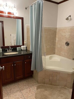 Ensemble douche/baignoire, sĂšche-cheveux, serviettes fournies, savon