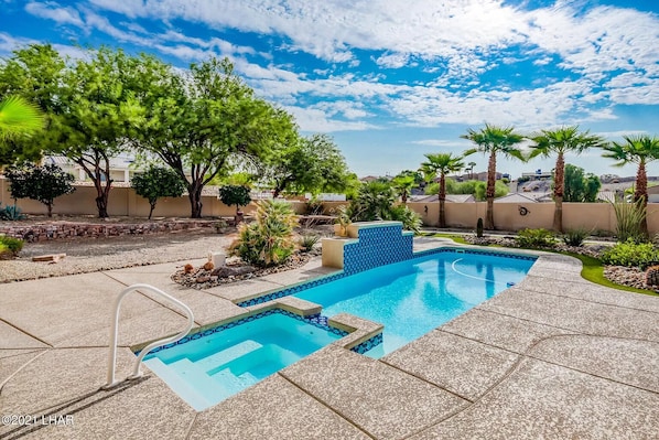 Outdoor pool - Luxurious 3 bedroom home with pool, spa, game room (Lake Havasu City)