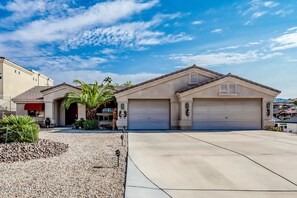 Exterior - Luxurious 3 bedroom home with pool, spa, game room (Lake Havasu City)