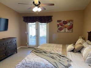 3 chambres, bureau, fer et planche à repasser, lit de bébé portatif