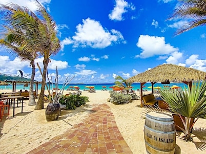 Princess Blue, sur la plage d`Orient Bay, piscine