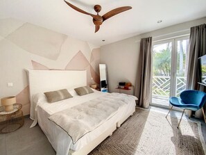 3 habitaciones, tabla de planchar con plancha y cuna de viaje 