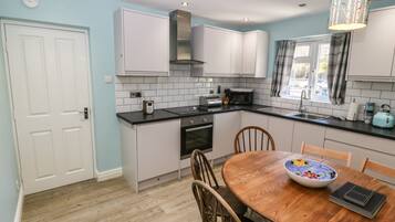 Cottage | Private kitchen | Fridge, electric kettle, toaster, cookware/dishes/utensils
