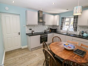 Cottage | Privékeuken | Kookgerei, borden en bestek