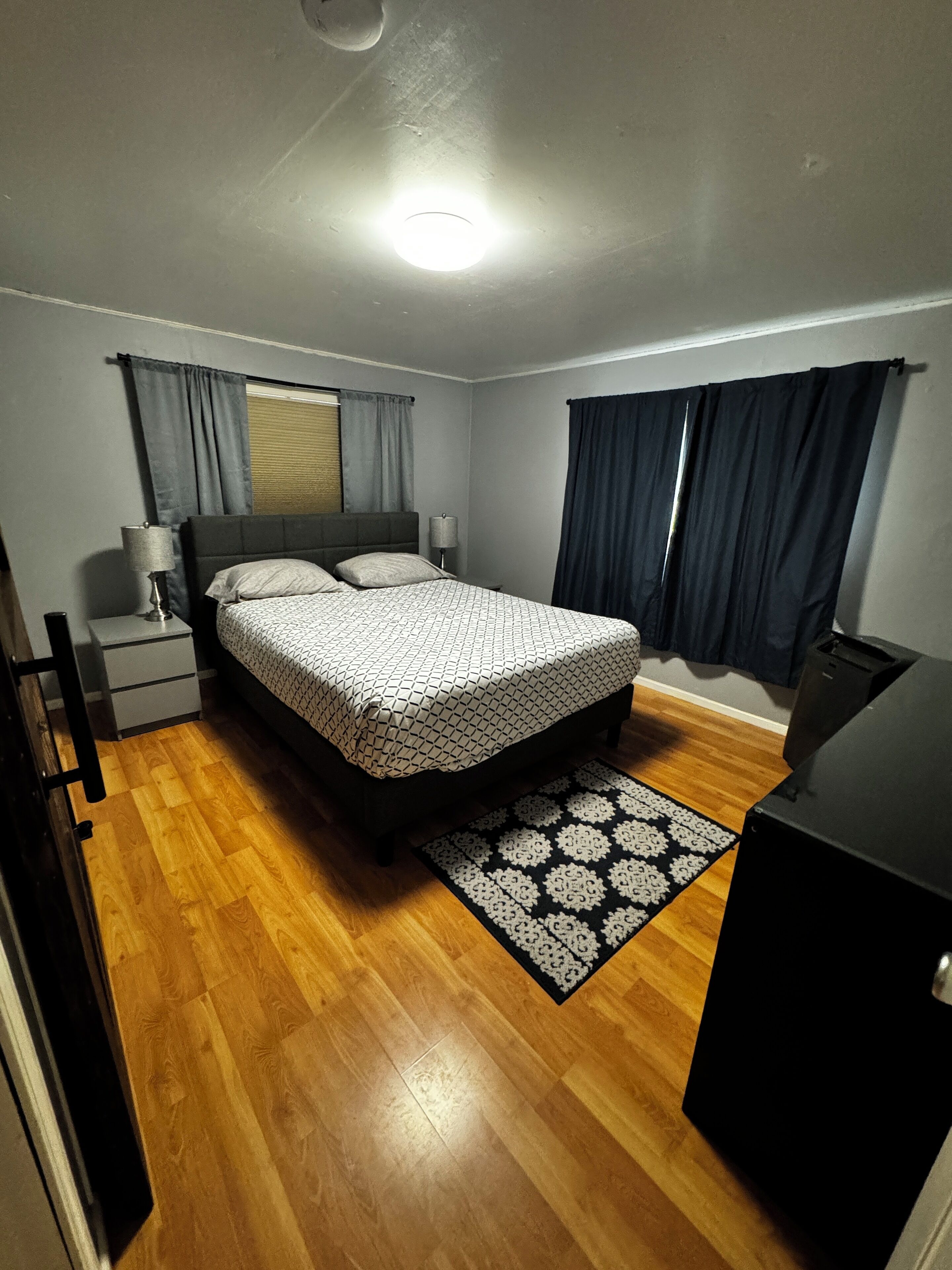 2 Schlafzimmer, Schreibtisch, Bügeleisen/Bügelbrett, Reisekinderbett
