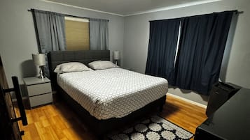 2 Schlafzimmer, Schreibtisch, Bügeleisen/Bügelbrett, Reisekinderbett