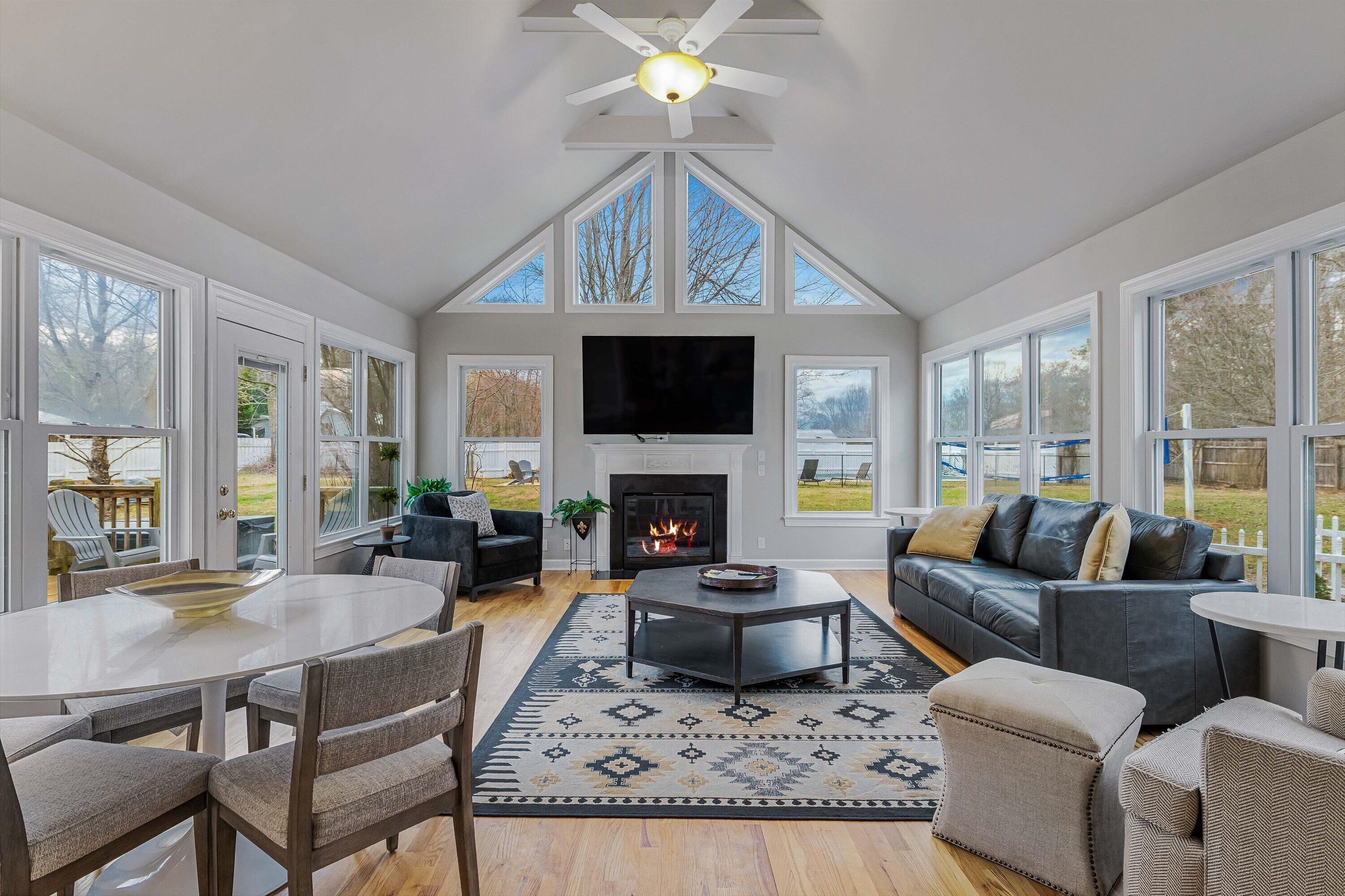 テレビ、暖炉、テレビゲーム、テーブルサッカー台