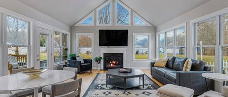 Televisión, chimenea, videojuegos y futbolito