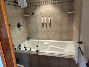 Artículos de higiene personal gratuitos, secador de pelo y albornoces