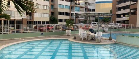 Una piscina al aire libre