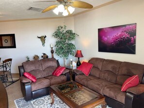 Televisión, chimenea y estéreo