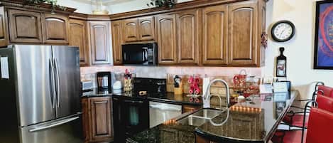 Refrigerador, microondas, horno, placa de cocina