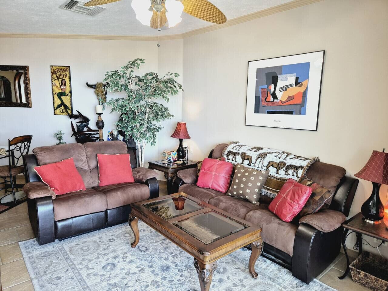 Een televisie, een open haard en een stereo