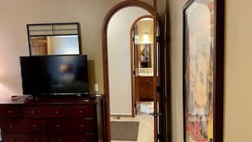 2 bedrooms, desk, iron/ironing board, WiFi