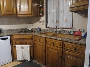 冷蔵庫、電子レンジ、オーブン、コンロ