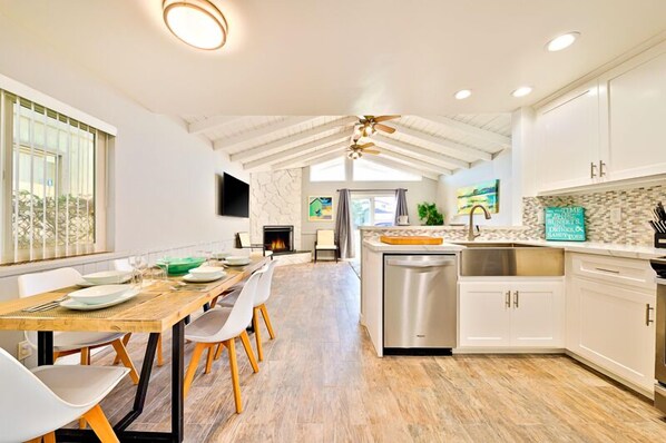 Fridge, microwave, oven, stovetop - Perfect 3 Bedroom Home between the Bay and Beach (Newport Beach)
