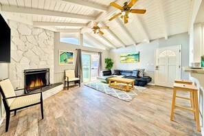 TV, fireplace - Perfect 3 Bedroom Home between the Bay and Beach (Newport Beach)