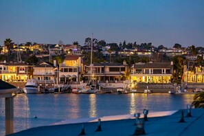 Marina - 6 Bedroom Home with Rooftop Deck Between the Bay & the Beach (Newport Beach)