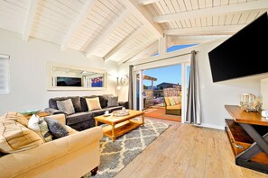 TV, fireplace - 6 Bedroom Home with Rooftop Deck Between the Bay & the Beach (Newport Beach)