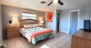 2 soverom, skrivebord, strykejern/-brett og wi-fi