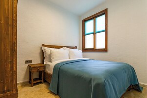 Cubrecamas, minibar y caja de seguridad en la habitación 