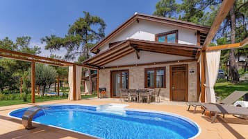 Villa familiar, 4 habitaciones, para no fumadores, vista a la alberca | Edredón, minibar, caja de seguridad en la habitación y insonorización