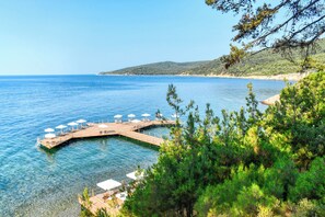 Private beach, black sand, free beach shuttle, free beach cabanas - Marisstone Hotel Gökçetepe Tabiat Parkı (Kesan)