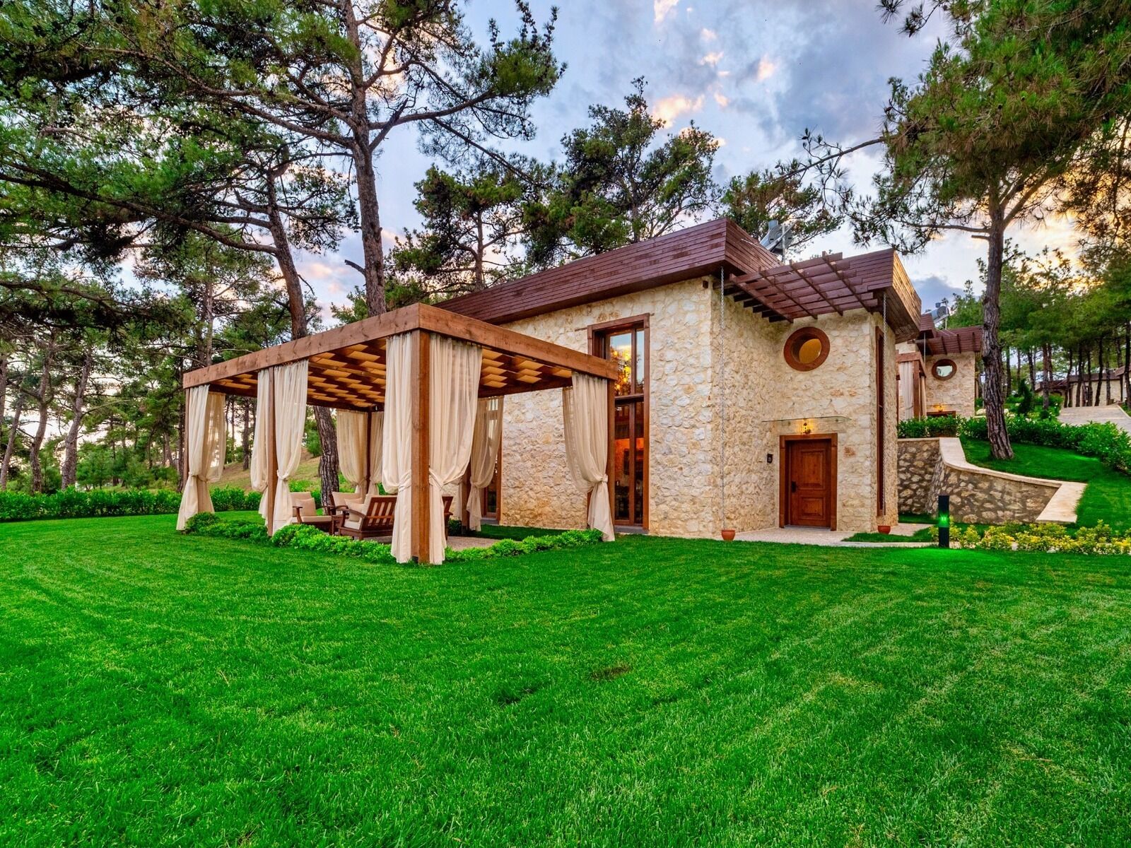 Executive Villa | Down comforters, in-room safe, desk, soundproofing