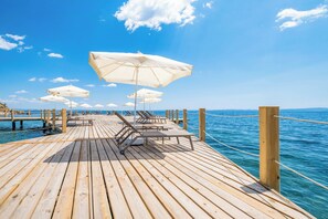 Private beach, black sand, free beach shuttle, free beach cabanas - Marisstone Hotel Gökçetepe Tabiat Parkı (Kesan)