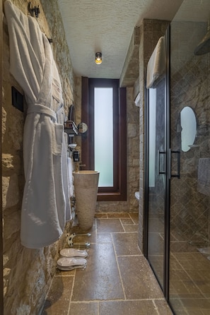 Shower, free toiletries, hair dryer, bathrobes - Marisstone Hotel Villa (Kesan)