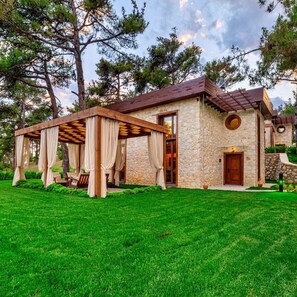 Cubrecamas, minibar y caja de seguridad en la habitación 