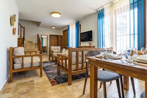 Villa familiar, 4 habitaciones, para no fumadores, vista a la alberca | Edredón, minibar, caja de seguridad en la habitación y insonorización 