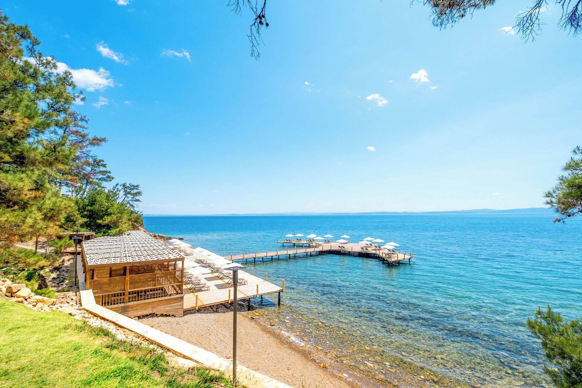 Yksityinen ranta, mustaa hiekkaa, ilmaiset rantakuljetukset