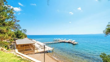 Playa privada y playa de arena negra